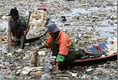 Попустительский контроль в Индонезии позволил промышленникам сливать токсические отходы в реку Читарум практически безнаказанно