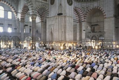 Мусульманская община открыта, незамкнута, она считает, что исповедуемая ею религия принадлежит всем людям