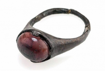 Перстень с арабской надписью из могилы женщины из викингов