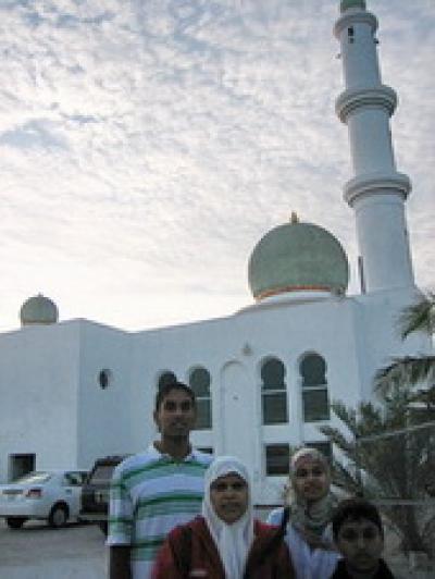 Белоснежная мечеть, где ежедневно проводится пятикратная молитва, построена на участке в два акра, украшена тремя куполами и имеет высокий минарет.