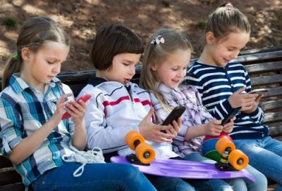 70% детей в возрасте 8–18 лет имеют личные мобильные телефоны