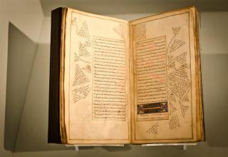 Мекка, 1565 год (тафсир, красным коранический текст, черным - пояснения)