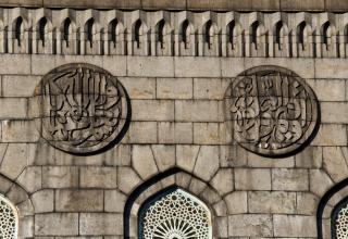 По оформлению каменных стен (гранит, привезенный из Финляндии) чувствуется стилизация под каирские мечети