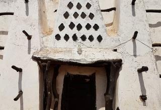 Небольшое крыльцо на входе в мечеть