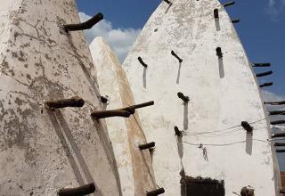 Каждый год после сезона дождей жители Ларабанги заново обмазывают глиной и красят стены мечети