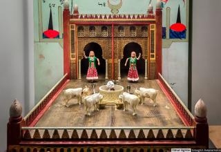 Часть зала отдана макетам хитроумных механизмов и игрушек. Этот механизм, основанный на водных часах, с танцующими девушками и пьющими домашними животными, изобретен Ахмадом аль-Муради в XI веке