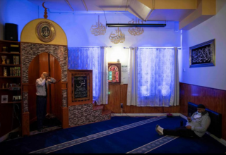 Призыв на вечернюю молитву иша в исламском центре, который закрыт с марта (Бруклин, Нью-Йорк, США)