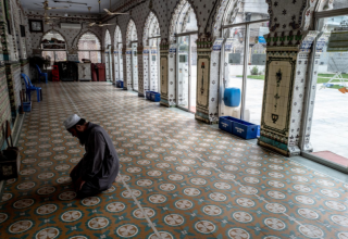 Мужчина молится в мечети (Дакка, Бангладеш)