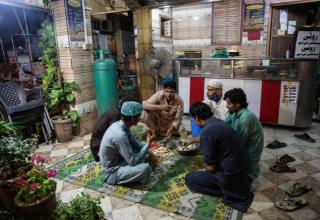 Работники пекарни разговляются вместе (Исламабад, Пакистан)