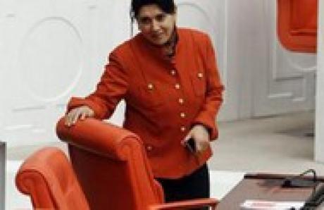 В Турции женщинам-парламентариям разрешили носить брюки