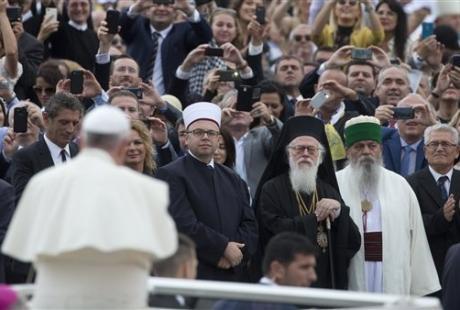 Папа назвал Албанию «вдохновляющим примером» мусульманско-христианской гармонии