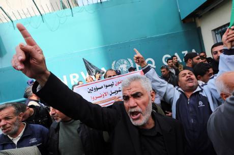 Палестинцы протестуют против урезания помощи ООН Газе