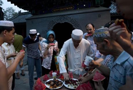 Пекин запретил мусульманам в Синьцзяне поститься