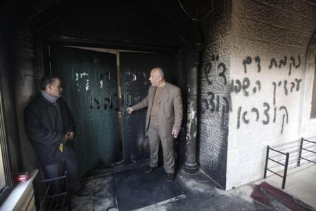 Еврейские поселенцы разрисовали и подожгли мечеть