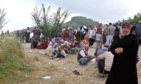 Сирийские беженцы спят на голой земле на границе с Турцией