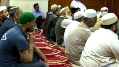 Британские имамы борются с экстремизмом онлайн