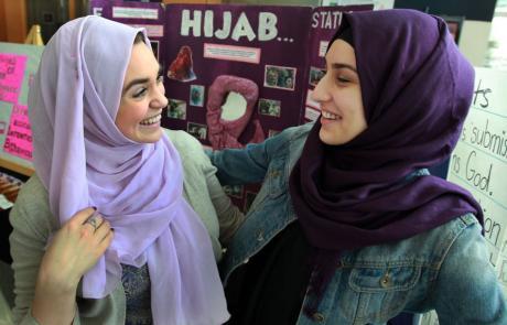 Студенты-мусульмане «вытестяют невежество» в кругу сверстников
