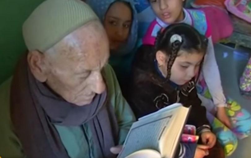 Египетский христианин обучает детей Корану