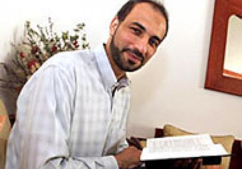 Тарик Рамадан - известный исламистский идеолог умеренного толка. Читает лекции в Оксфордском университете (Колледже святого Антония), является старшим научным сотрудником британского научного центра Lokahi Foundation.