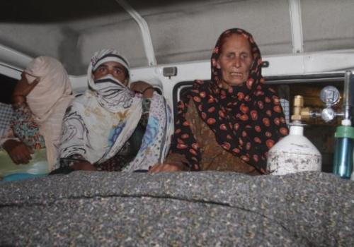 Родственницы пакистанки Фарзаны Парвин, забитой до смерти камнями, у ее тела.