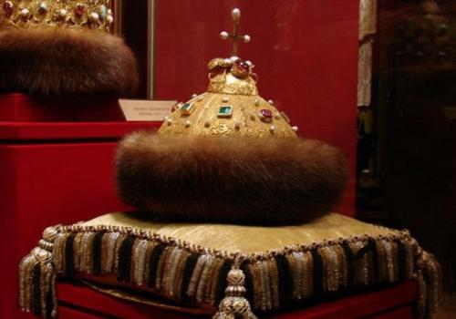 Сама по себе «шапка Мономаха» напоминает традиционную среднеазиатскую тюбетейку