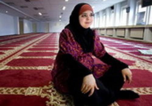 В свои 24 года Ясмине руководит большой мечетью – должность весьма необычная для молодой женщины в исламе