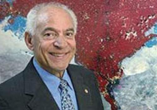 Доктор Эльбаз был участником программы «Апполон» и руководил научным планированием исследования Луны