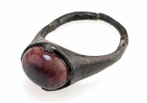 Перстень с арабской надписью из могилы женщины из викингов