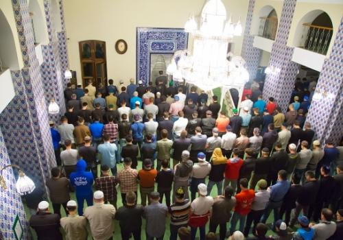 Cовершать молитвы в мечети — это крайне вознаграждаемое деяние