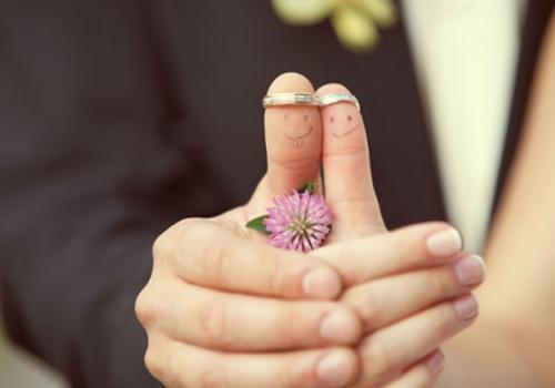 Тесная связь между супругами — один из знаменательнейших знаков Аллаха