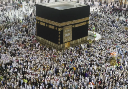 Мусульманские паломники, совершающие хадж, обходят Каабу в Масджид аль-Харам в Мекке, Саудовская Аравия, 12 августа 2019 года
