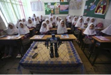 Робот учит мусульманских детей молиться