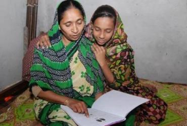 Дети Бангладеш борются с неграмотностью матерей