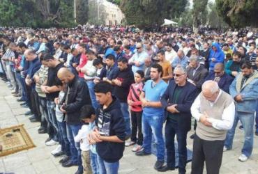 Впервые за последние месяцы Аль-Аксу заполнили тысячи молящихся разных возрастов