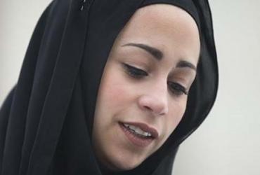 Религиозные группы поддерживают мусульманку в ее борьбе за хиджаб