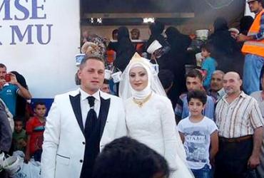 Как турецкая пара решила разделить свою свадьбу вместе с беженцами