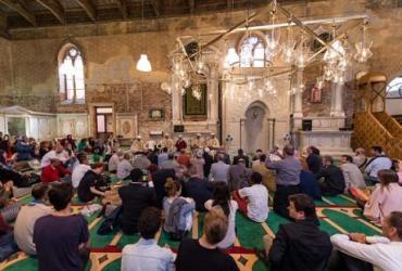 На Венецию подали в суд за исключение инсталляции мечети из биеннале
