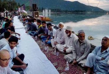 Кашмирские мусульмане организовали рекордный ифтар
