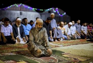 Жители Газы молятся в палатках на руинах мечетей