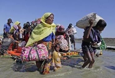 Более 400 рохинья ежедневно бегут из Мьянмы в Бангладеш