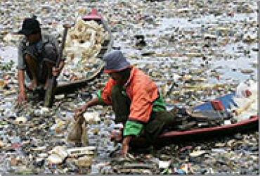 Попустительский контроль в Индонезии позволил промышленникам сливать токсические отходы в реку Читарум практически безнаказанно