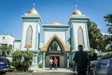 Мужчины собираются перед джума-намазом на парковке у мечети в Сан-Педро-Сула
