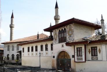 Культура крымских татар была сформирована Исламом, сохранив культурное наследие народов