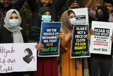 Студентки из Индии держат плакаты в протест против запрета хиджаба в Нью-дели, 8 февраля 2022 г. (автор фото Ражат Гупта)