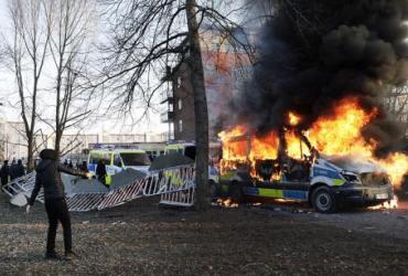 После сожжения Корана политиком-исламофобом в Швеции вспыхнули беспорядки