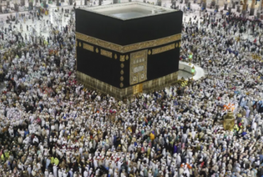 Мусульманские паломники, совершающие хадж, обходят Каабу в Масджид аль-Харам в Мекке, Саудовская Аравия, 12 августа 2019 года